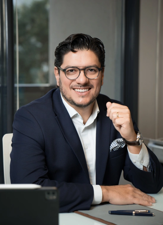 Dr. Leonardo Bomediano (CRM 104001/SP | RQE Nº 96762) Rinoplastia, rinosseptoplastia e cirurgias plásticas da face, com mais de 20 anos de especialização e formação integral em São Paulo.